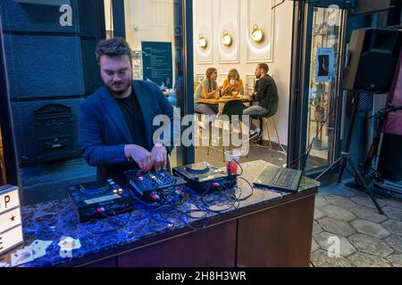 DJ attrae i clienti al bar, Sofia, Bulgaria Foto Stock