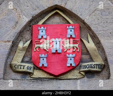 Una scultura ornata dell'emblema della Città di Winchester, all'esterno di Winchester Guildhall, a Winchester, Hampshire. Foto Stock