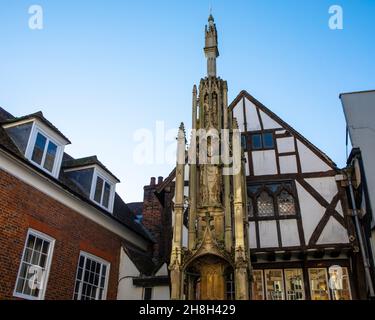 Winchester, Regno Unito - 28 novembre 2021: Una vista della storica Butter Cross o Market Cross nella città di Winchester in Hampshire, Regno Unito. Foto Stock