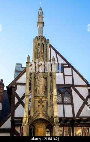 Una vista della storica Butter Cross o Market Cross nella città di Winchester nell'Hampshire, Regno Unito. Foto Stock