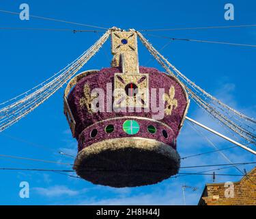 Primo piano di una decorazione di Natale Royal Crown nel centro di Windsor nel Berkshire, Regno Unito. Foto Stock