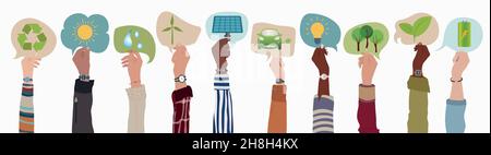 Armi sollevate di persone multiculturali diverse che tengono bolla di parola con simboli relativi all'ecologia verde e ambiente pulito energia solare riciclaggio Illustrazione Vettoriale