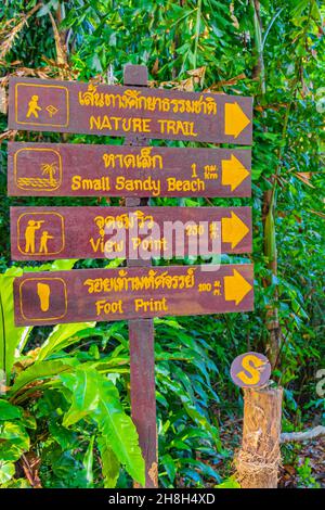 Khao Lak Thailandia 09. Febbraio 2020 frecce direzionali in legno e pannelli informativi nel Lam RU Lamru Nationalpark a Khao Lak Phang-nga Thailandia. Foto Stock