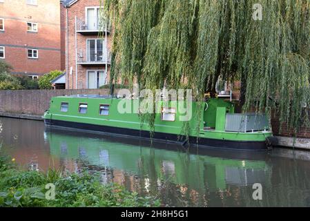 Green Canal Boat, Houseboat, Narrowboat o Long Boat & Weeping Willow sul canale di Oxford nel quartiere di Gerico Oxford Inghilterra UK Foto Stock