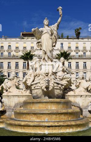 Fontana di strada monumentale o Fontaine de la Fédération (1890) Place de la Liberté piazze simboleggia la Statua della libertà inviati negli Stati Uniti Tolone Francia Foto Stock