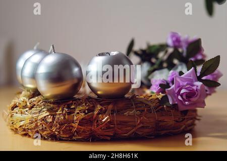 Immagine di una corona di Avvento su un tavolo di legno Foto Stock