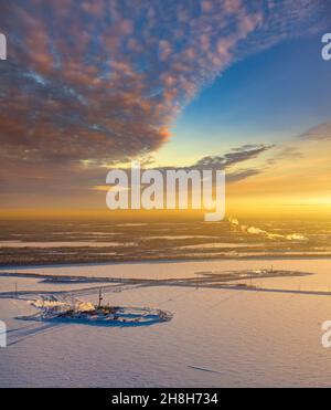 Foto aerea del giacimento di petrolio sul lago di Samolor durante la gelida serata invernale nella Siberia Occidentale, Russia Foto Stock