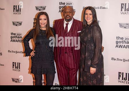 NEW YORK, NEW YORK - NOVEMBRE 29: (L-R) Nina Yang Bongiovi, Forest Whitaker, e Margot hanno partecipato ai Gotham Awards 2021 presentati dal Gotham Film & Media Institute presso Cipriani Wall Street il 29 novembre 2021 a New York City. Foto Stock