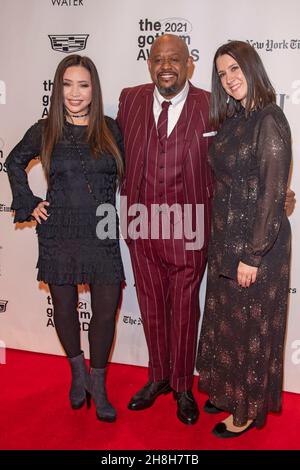 NEW YORK, NEW YORK - NOVEMBRE 29: (L-R) Nina Yang Bongiovi, Forest Whitaker, e Margot hanno partecipato ai Gotham Awards 2021 presentati dal Gotham Film & Media Institute presso Cipriani Wall Street il 29 novembre 2021 a New York City. Foto Stock