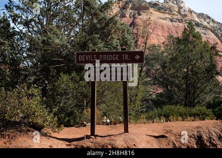 Cartello per escursioni sul Devils Bridge Trail a Sedona, Arizona Foto Stock