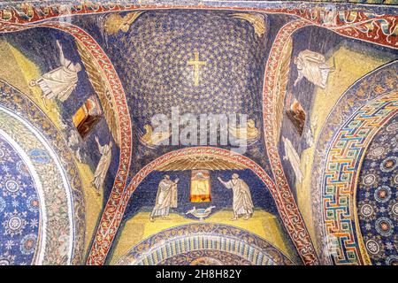 Ravenna, Italia - 01.11.2021 - mosaici nel soffitto del Mausoleo di Galla Placidia Foto Stock