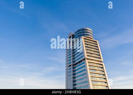 LEEDS, REGNO UNITO - 23 NOVEMBRE 2021. Vista ad angolo basso dei piani più alti del Bridgewater Place appartamento e edificio al dettaglio a Leeds, West Yorkshire Foto Stock
