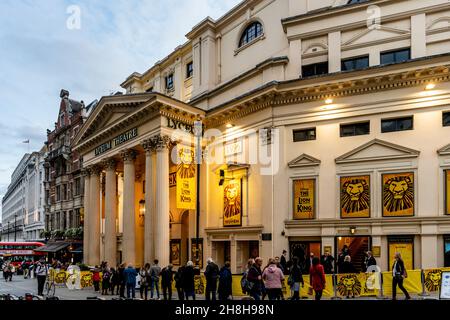 Persone si accodano al di fuori del Lyceum Theatre per assistere A una performance del Re Leone, Covent Garden, Londra, Regno Unito. Foto Stock