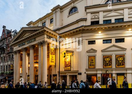 Persone si accodano al di fuori del Lyceum Theatre per assistere A una performance del Re Leone, Covent Garden, Londra, Regno Unito. Foto Stock