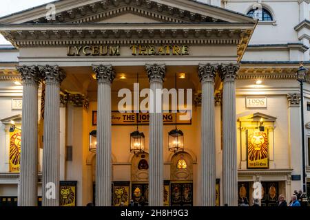 Persone si accodano al di fuori del Lyceum Theatre per assistere A una performance del Re Leone, Covent Garden, Londra, Regno Unito. Foto Stock