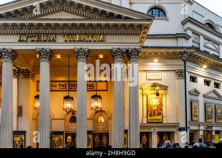 Persone si accodano al di fuori del Lyceum Theatre per assistere A una performance del Re Leone, Covent Garden, Londra, Regno Unito. Foto Stock