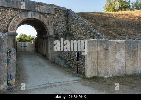 Massa d'Albe, Italia-Agosto, 2021:ingresso all'anfiteatro romano di Alba Fucens in Abruzzo in una giornata di sole Foto Stock
