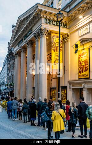 Persone si accodano al di fuori del Lyceum Theatre per assistere A una performance del Re Leone, Covent Garden, Londra, Regno Unito. Foto Stock