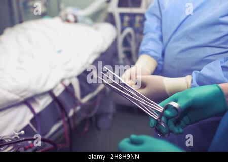 Medici che si preparano all'intervento chirurgico in ospedale. Foto Stock