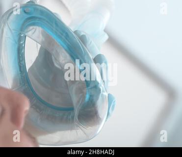 Il medico mette la maschera di ossigeno sul paziente prima della narcosi. Foto Stock