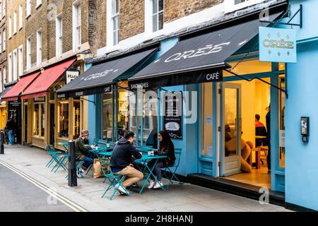 I clienti che si trovano fuori dalla Oree Boulangerie/Patisserie, New Road, Covent Garden, Londra, Regno Unito. Foto Stock