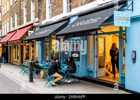 I clienti che si trovano fuori dalla Oree Boulangerie/Patisserie, New Road, Covent Garden, Londra, Regno Unito. Foto Stock