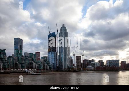 Nove edifici Elms visti da Thames Riverside North Bank, Londra UK Foto Stock