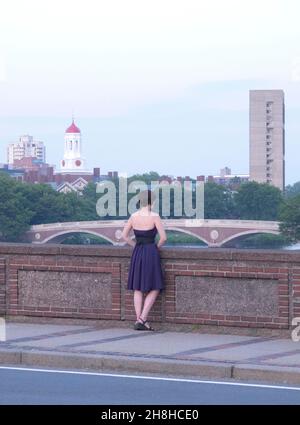 Debutant aspetta la sua dolce metà ad Harvard Cambridge Massachusetts USA Foto Stock