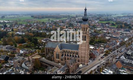 Belgio, Hoogstraten, 11 novembre 2021, Foto aerea del drone della chiesa tardo gotica di Saint-Katharina, la terza chiesa più alta del Belgio, uno degli edifici in mattoni più alti del mondo. Foto di alta qualità Foto Stock