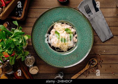 Fetuchini al sugo di panna con pollo e funghi Foto Stock