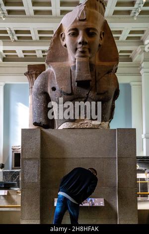 Antica statua egizia di Ramesses seconda al British Museum di Londra, Regno Unito. Foto Stock