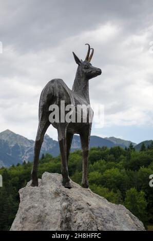 Statua del Corno d'Oro Lago di Bohinj Alpi Giulie Slovenia Foto Stock