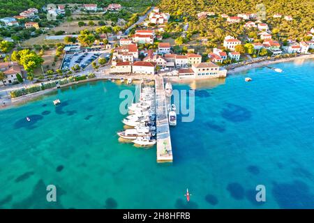 Martinscica villaggio costa turchese sull'isola di Cres vista aeial, Kvarner regione di Croazia Foto Stock