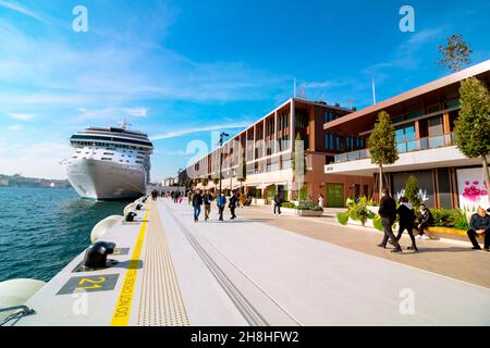 Galataport di Istanbul. Ampia vista del porto di Galataport con persone a piedi e una nave da crociera sullo sfondo. Istanbul Turchia - 11.13.2021 Foto Stock