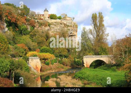 Francia, Lot, confluenza della Dordogna e l'Ouysse, Lacave, castello di Belcastel dove diverse scene del film di Georges Lautner alcuni signori troppo tranquilli sono stati girati Foto Stock