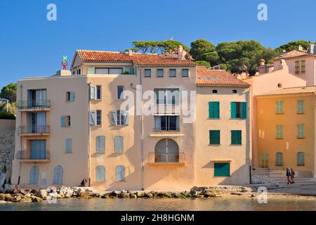 Francia, Var, Saint Tropez, la Ponche District, case alte in facciata ocra, giallo o arancione colori Foto Stock