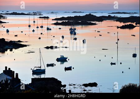 Francia, Manica, Isole Chausey, tramonto sul suono Foto Stock