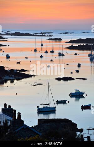 Francia, Manica, Isole Chausey, tramonto sul suono Foto Stock