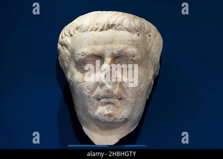 Francia, Gard, Nimes, Museo della romanità dell'architetto Elizabeth de Portzamparc, marmo di Tiberio, prima metà del i secolo Foto Stock