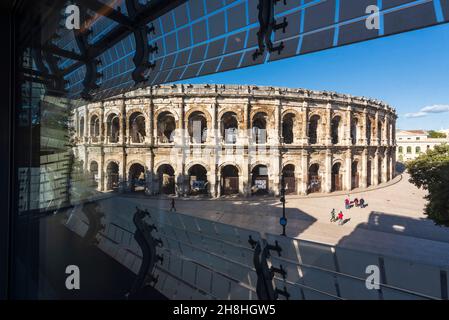 Francia, Gard, Nimes, Museo della romanità dell'architetto Elizabeth de Portzamparc, struttura interna della facciata di vetro e vista dell'arena di Nimes Foto Stock