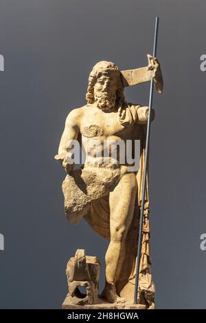 Francia, Gard, Nimes, Museo della romanità dell'architetto Elizabeth de Portzamparc, statua di Nettuno Foto Stock