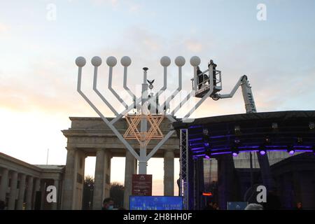 Berlino, Germania. 28 novembre 2021. Un Menorah Hanukkah alto dieci metri di fronte alla porta di Brandeburgo a Berlino, in Germania, il 28 novembre 2021. (Foto di Simone Kuhlmey/Pacific Press/Sipa USA) Credit: Sipa USA/Alamy Live News Foto Stock