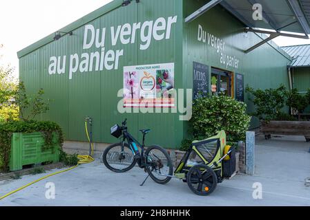 Francia, Ardèche(07), ViaRhôna, produttore di frutta ai margini del ViaRhôna, lungo il Chemin de pren te Garde Foto Stock