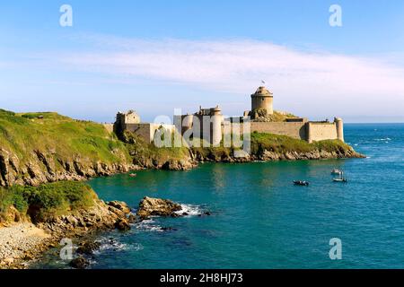 Francia, Cotes d'Armor, Cote d'Emeraude (Costa Smeralda), Plevenon, Fort la latte, castello fortificato sulla Pointe de la latte Foto Stock