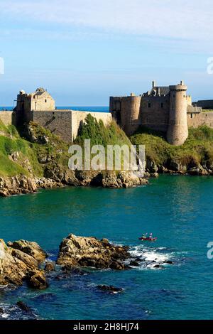 Francia, Cotes d'Armor, Cote d'Emeraude (Costa Smeralda), Plevenon, Fort la latte, castello fortificato sulla Pointe de la latte Foto Stock