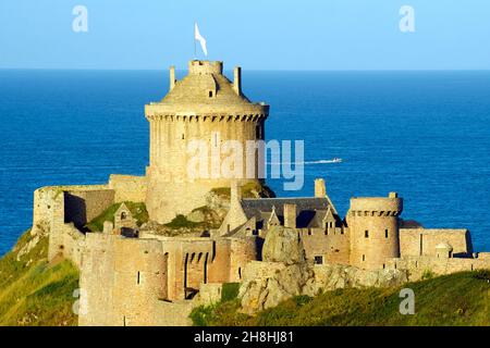 Francia, Cotes d'Armor, Cote d'Emeraude (Costa Smeralda), Plevenon, Fort la latte, castello fortificato sulla Pointe de la latte Foto Stock