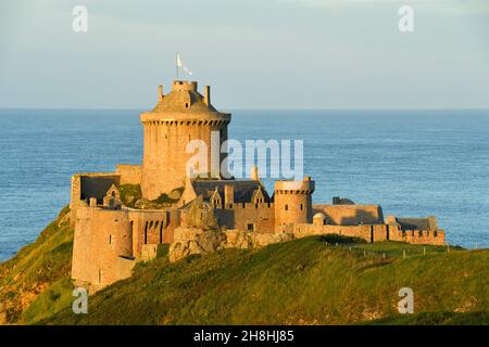 Francia, Cotes d'Armor, Cote d'Emeraude (Costa Smeralda), Plevenon, Fort la latte, castello fortificato sulla Pointe de la latte Foto Stock