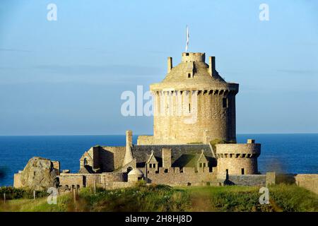 Francia, Cotes d'Armor, Cote d'Emeraude (Costa Smeralda), Plevenon, Fort la latte, castello fortificato sulla Pointe de la latte Foto Stock