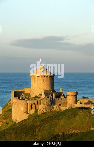 Francia, Cotes d'Armor, Cote d'Emeraude (Costa Smeralda), Plevenon, Fort la latte, castello fortificato sulla Pointe de la latte Foto Stock