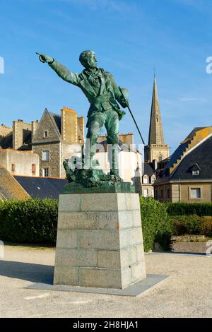 Francia, Ille et Vilaine, Cote d'Emeraude (Costa Smeralda), Saint Malo e dei bastioni della città murata, Surcouf statua Foto Stock